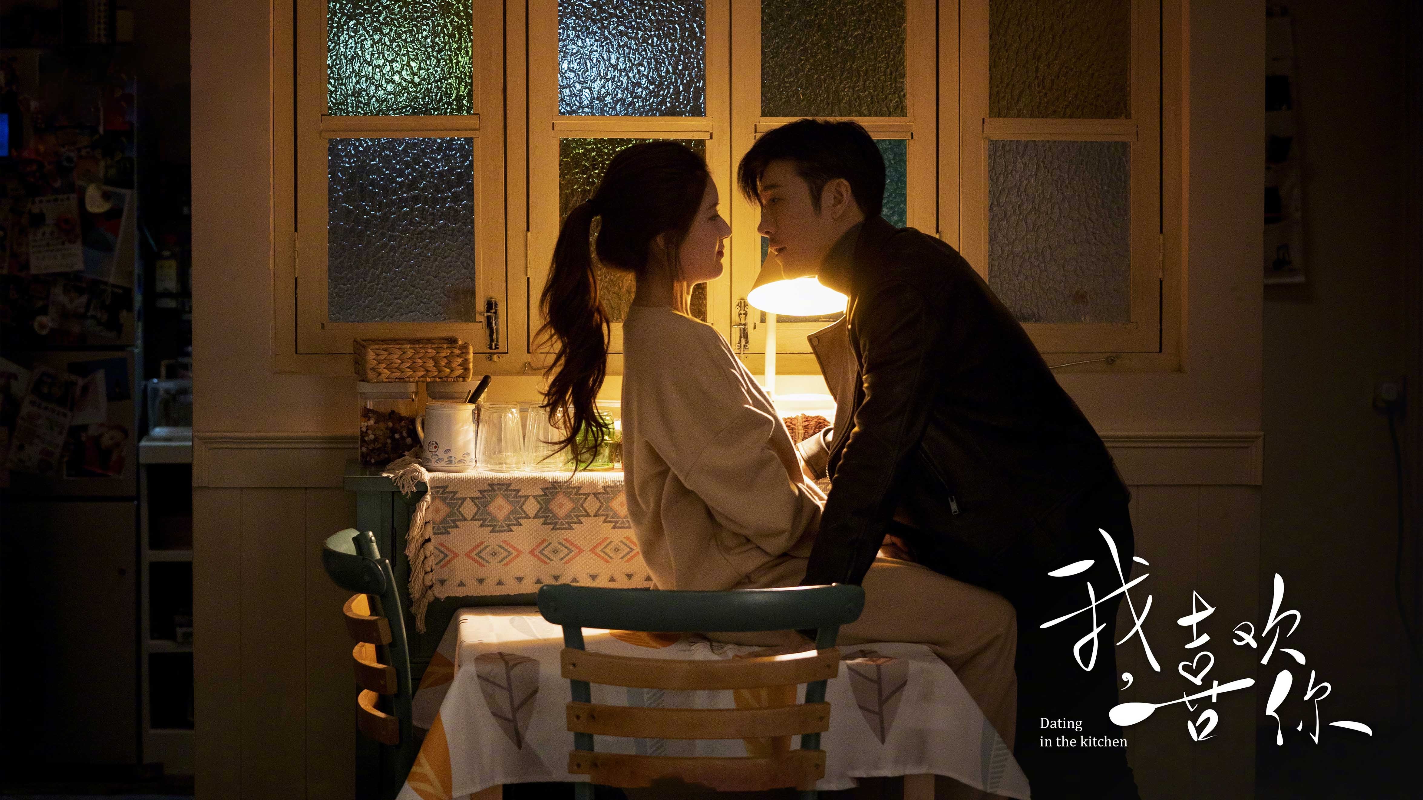 城市夜空激光划水，科技与运动的梦幻结合，夜空中的激光束